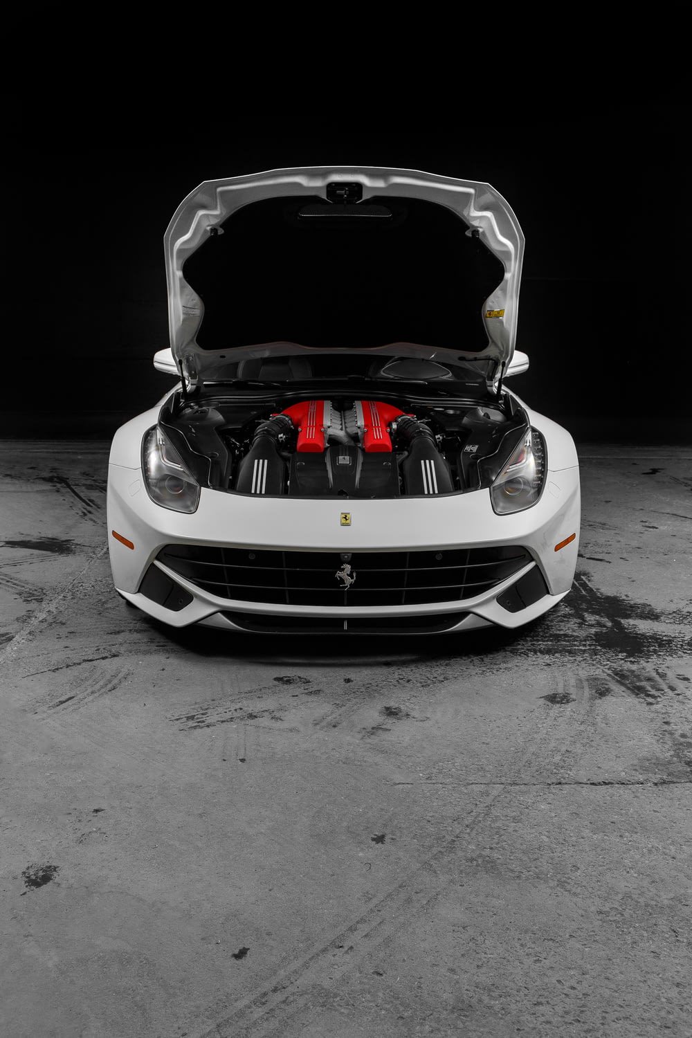 parque de veículos Ferrari branco
