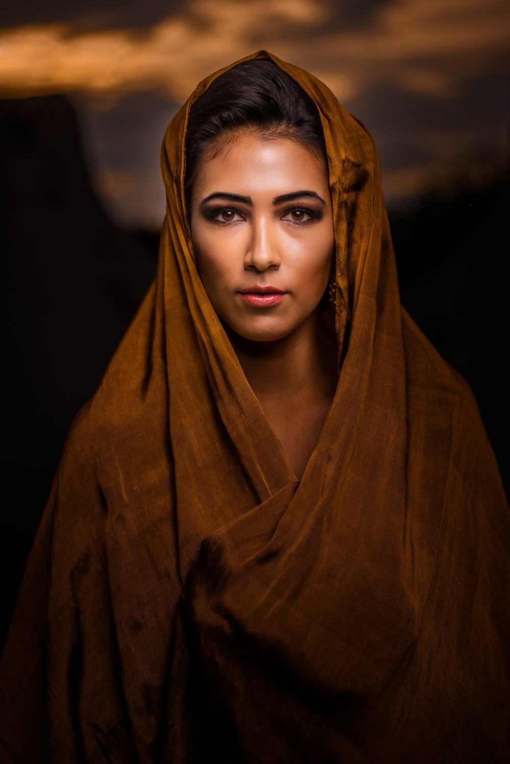 Photographie de portrait de femme portant un foulard marron