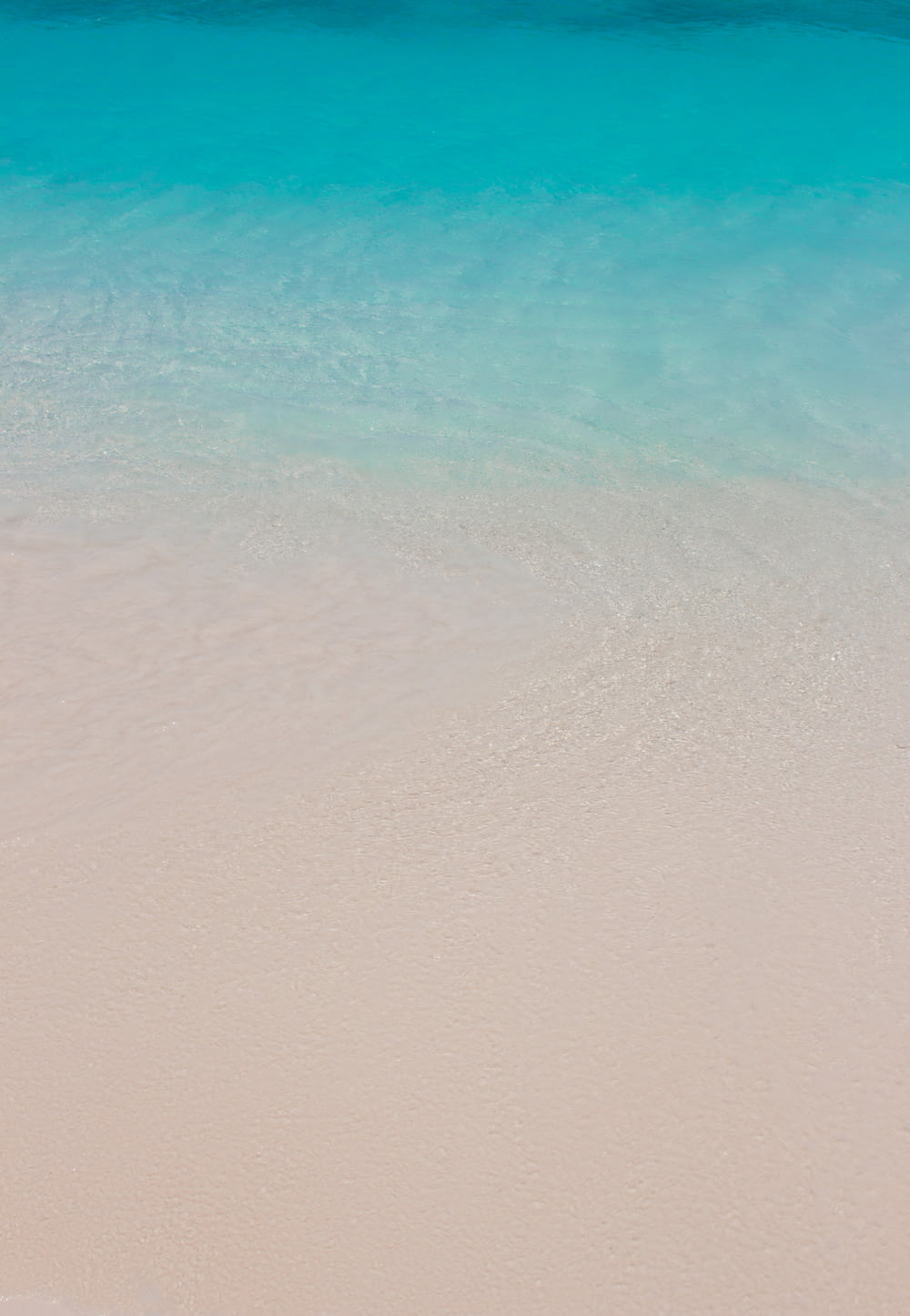plage de sable blanc avec mer bleue