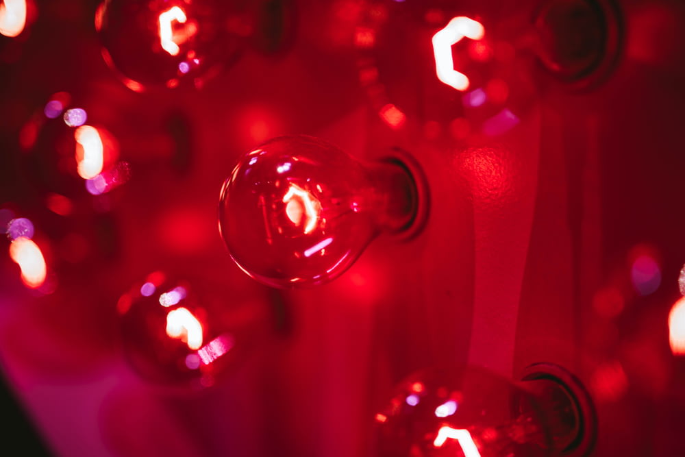 Foto selettiva di luci rosse a lampadina