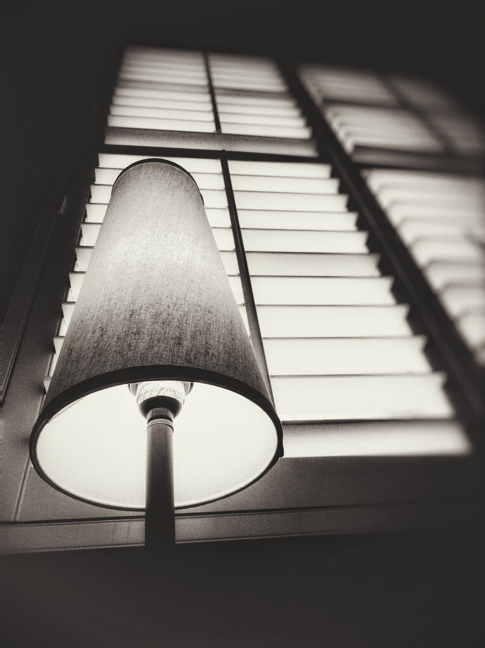 fotografia in scala di grigi della lampada da tavolo