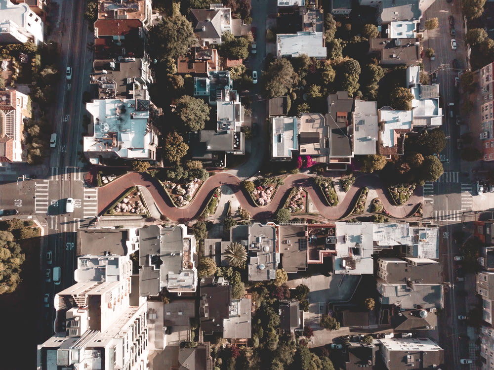 Fotografia aerea di edifici vicino alla strada