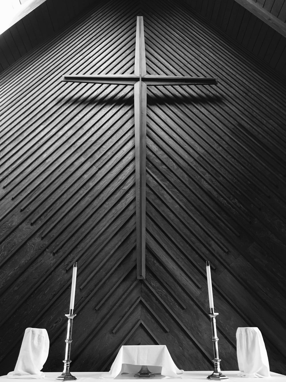 Autel de l’église avec croix noire sur le mur