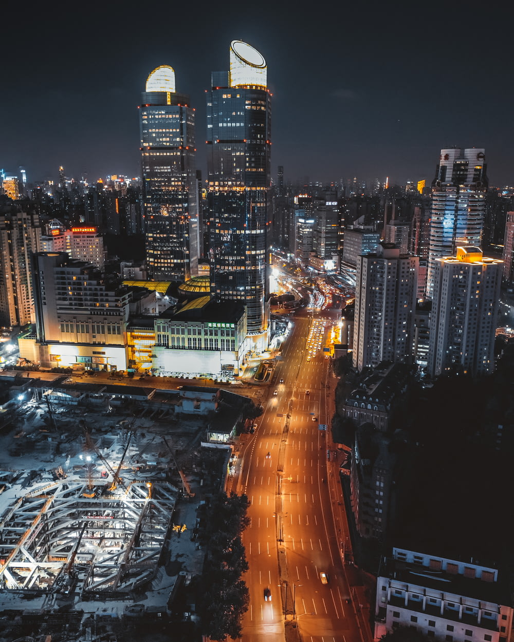 Foto aérea de edificios durante la noche