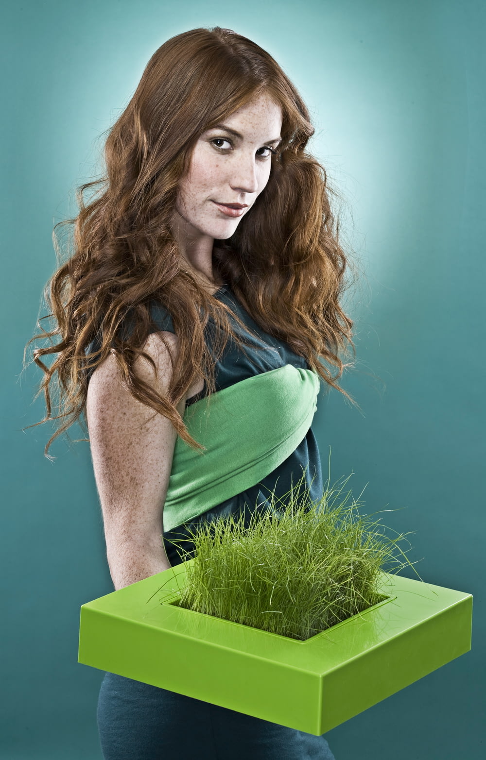 緑の草を抱く女性