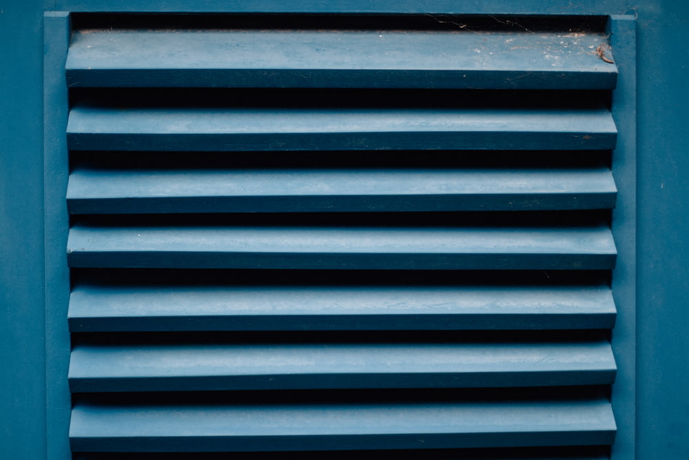 Rejilla de ventilación de madera azul