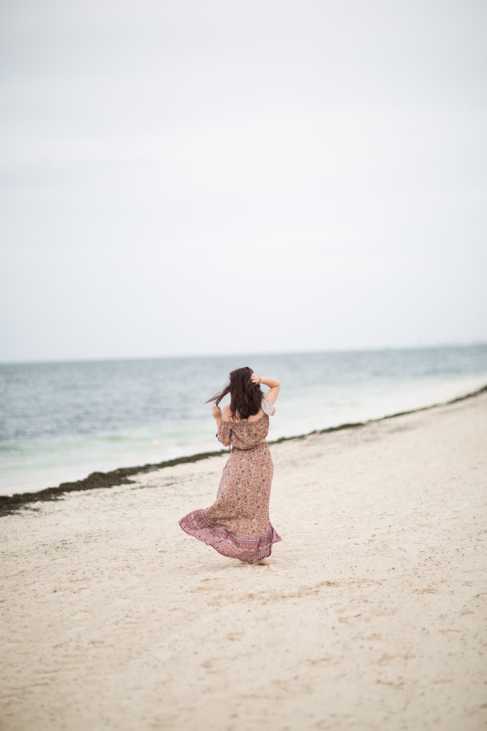 Frau, die tagsüber am Strand steht