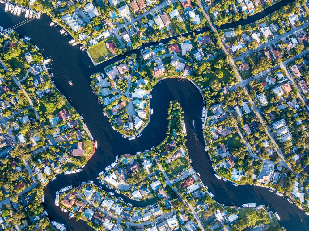 Photographie de vue à vol d’oiseau de la rivière en ville