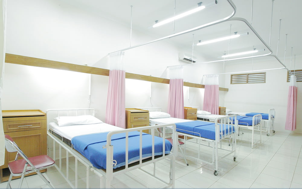 lit d’hôpital vide à l’intérieur de la chambre