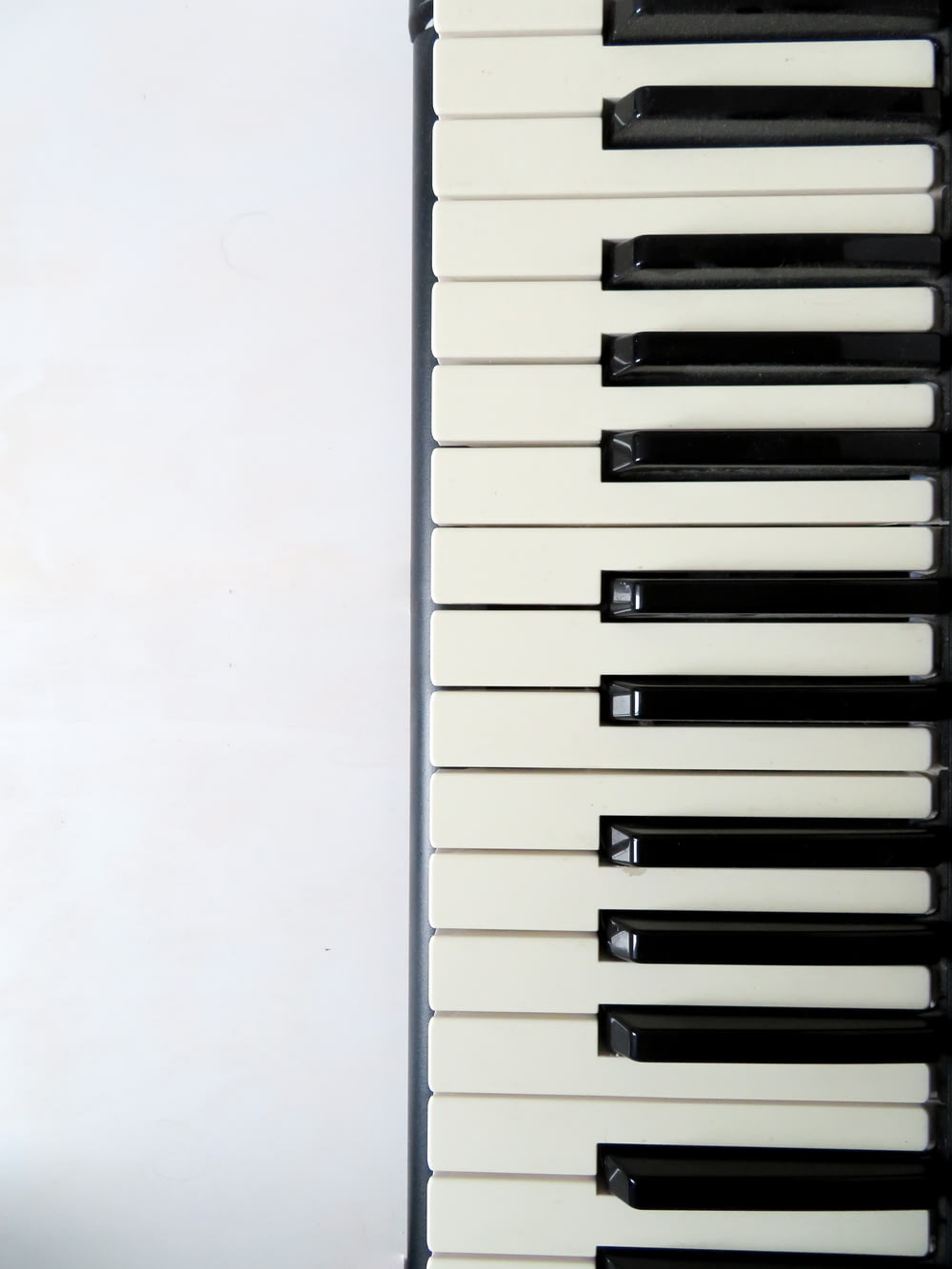 weiße und schwarze Klaviertastatur