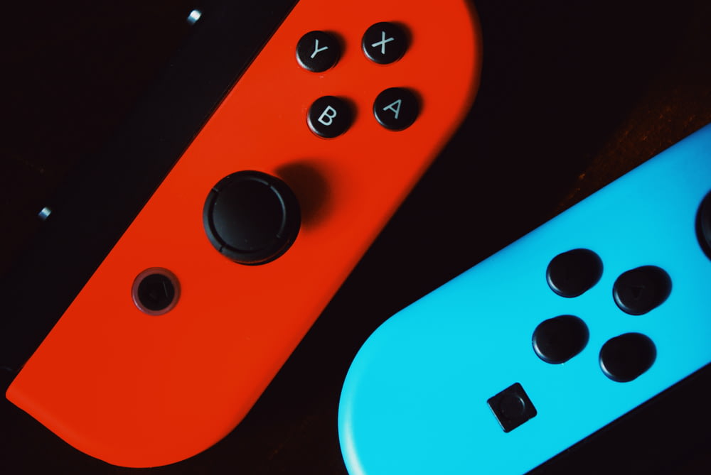 Nintendo Switch auf schwarzer Oberfläche