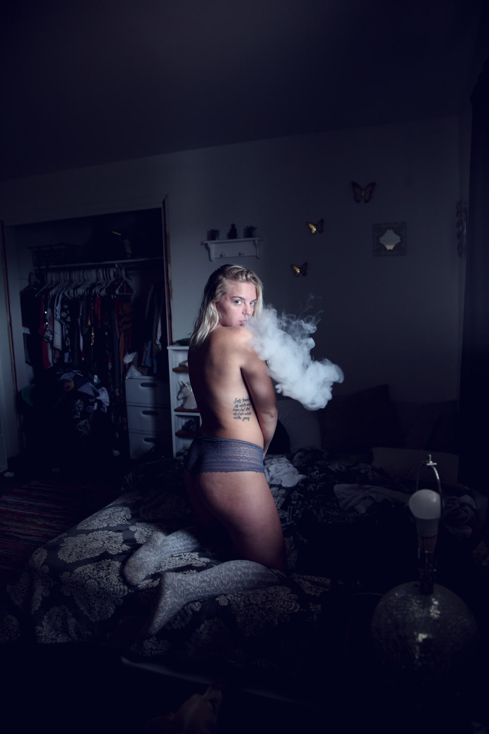 donna che fuma in camera