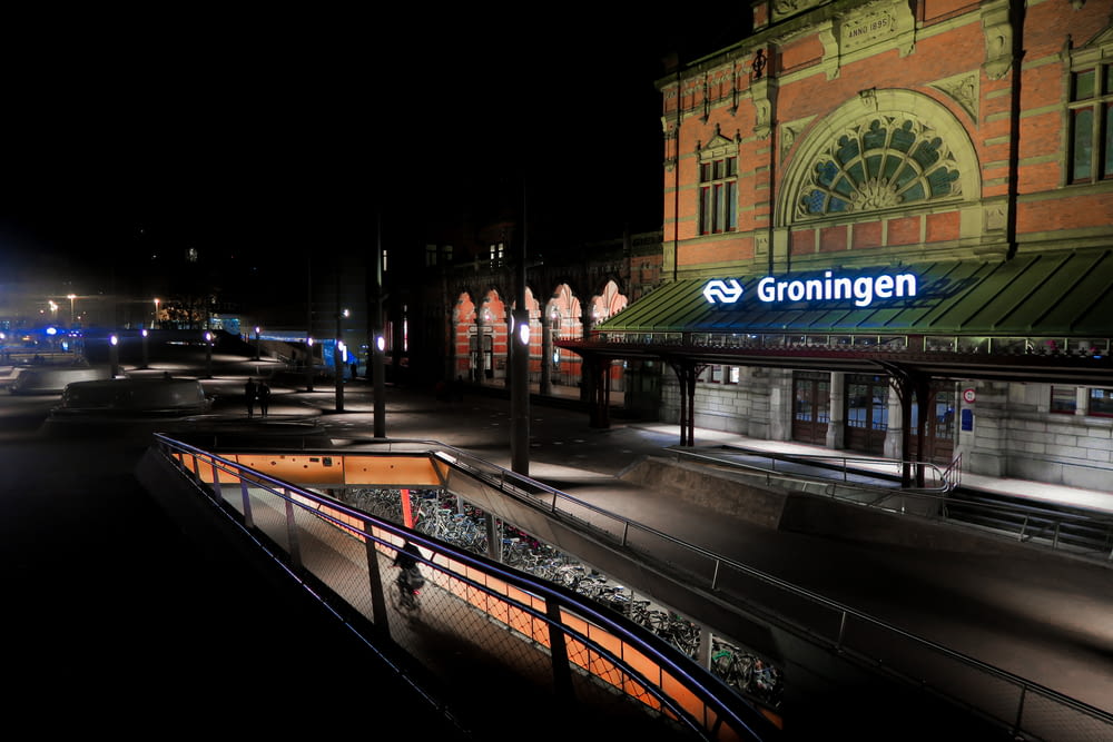 Señalización de Groningen en el techo de metal verde