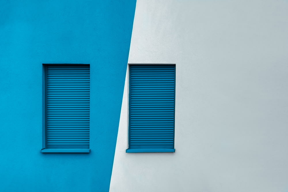 marcos de ventanas de madera azul
