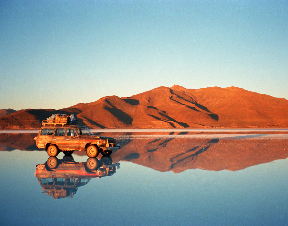 사막의 SUV