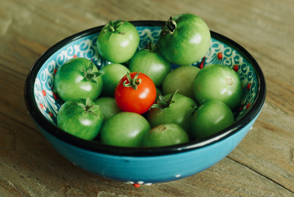 그릇에 녹색과 빨간색 토마토