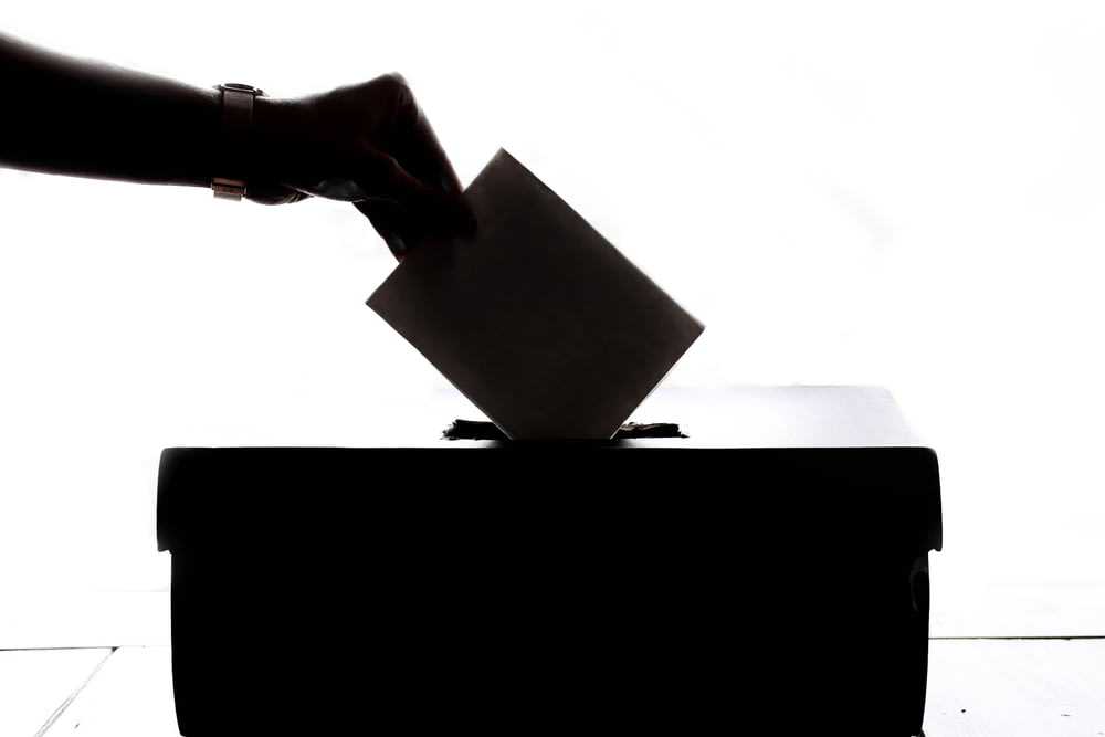 Una persona está emitiendo un voto en una casilla