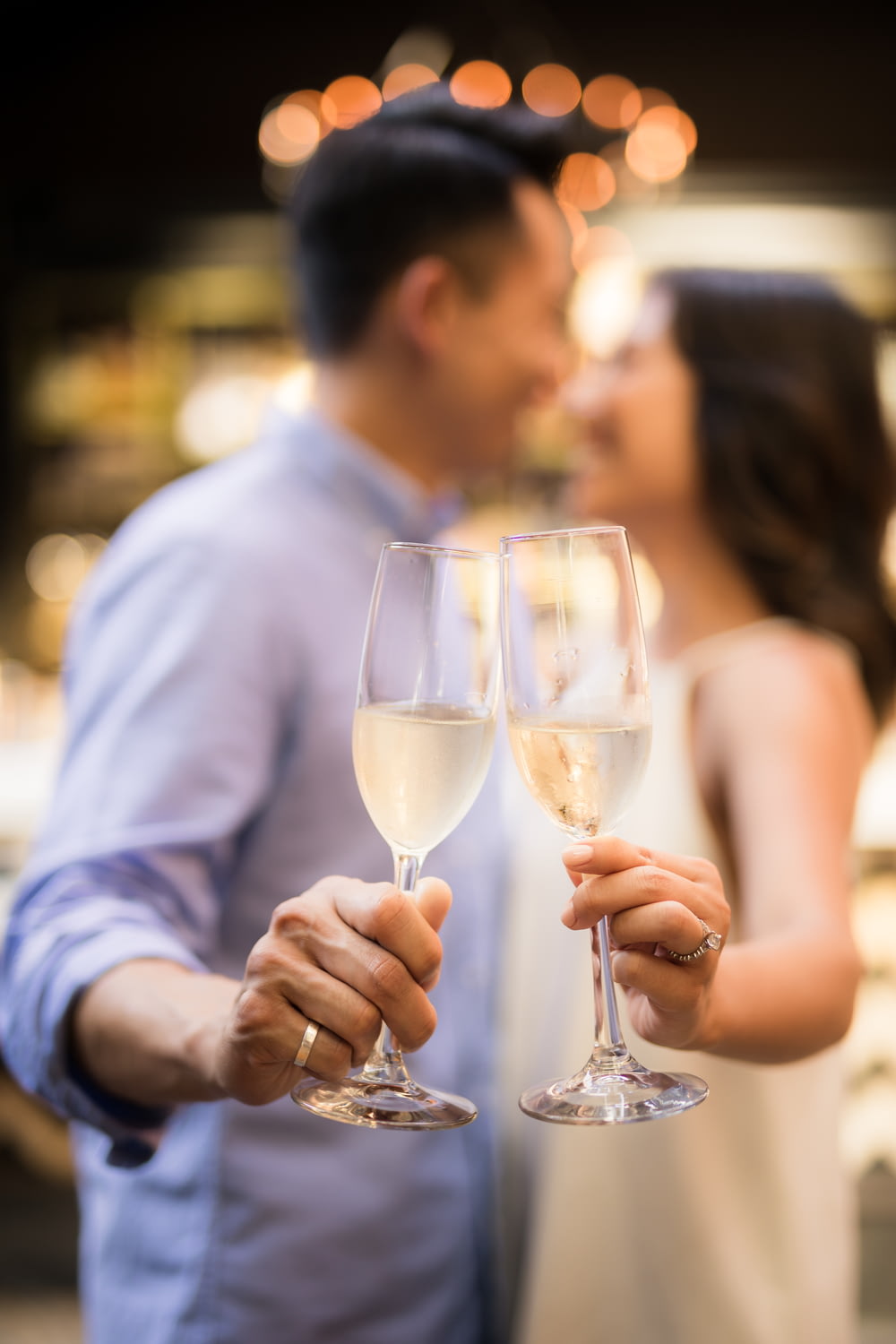 Selektive Fokusfotografie eines Paares mit Cocktailgläsern