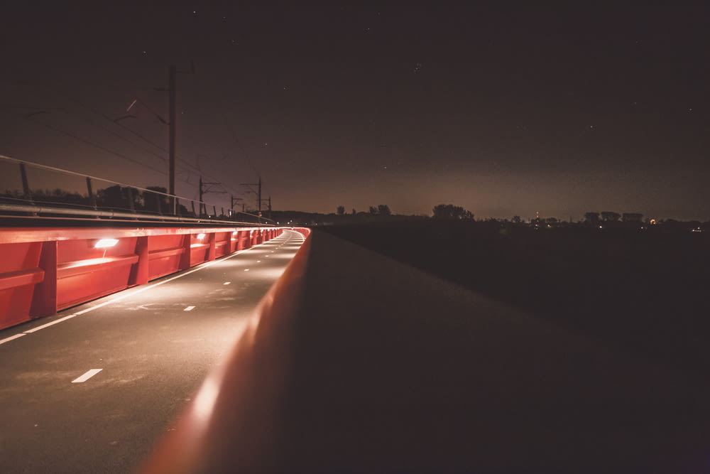 estrada iluminada durante a noite