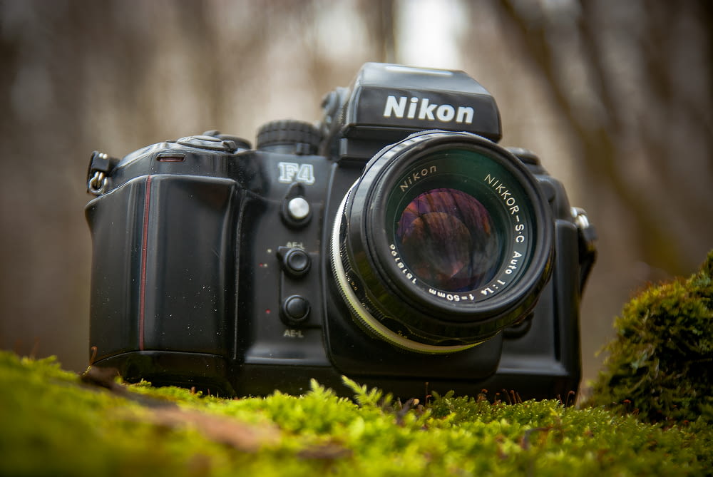 photographie en gros plan de l’appareil photo reflex numérique Nikon noir