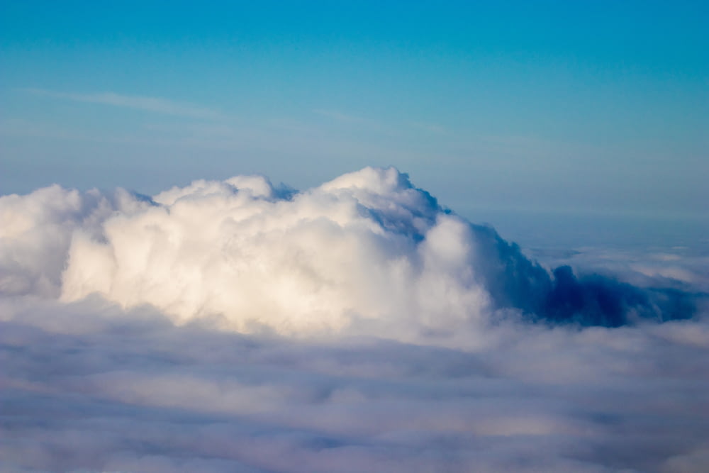 구름 바다의 항공 사진