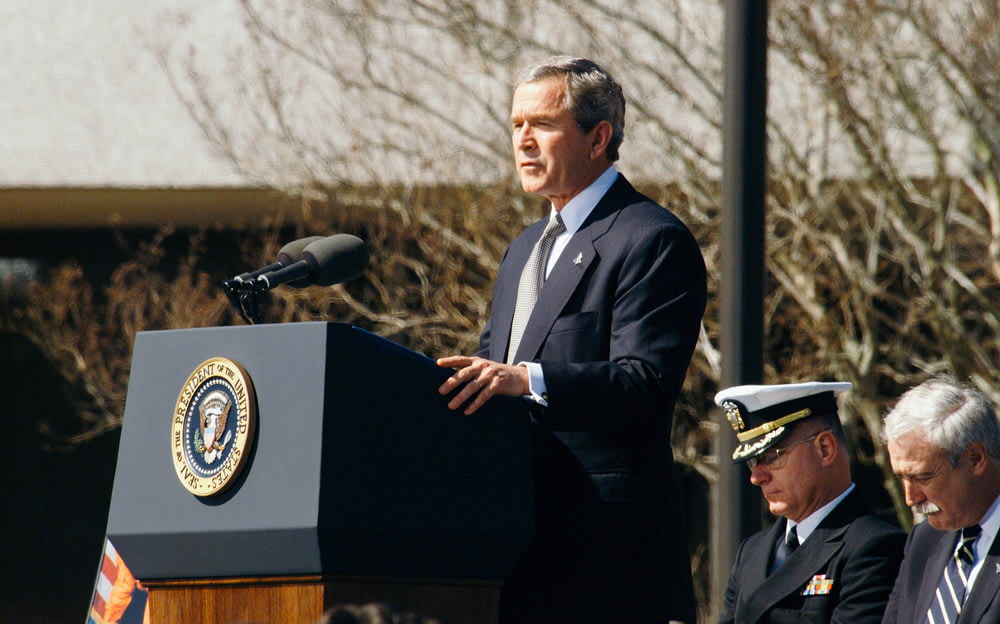 George W. Bush debout sur un pupitre pendant la journée