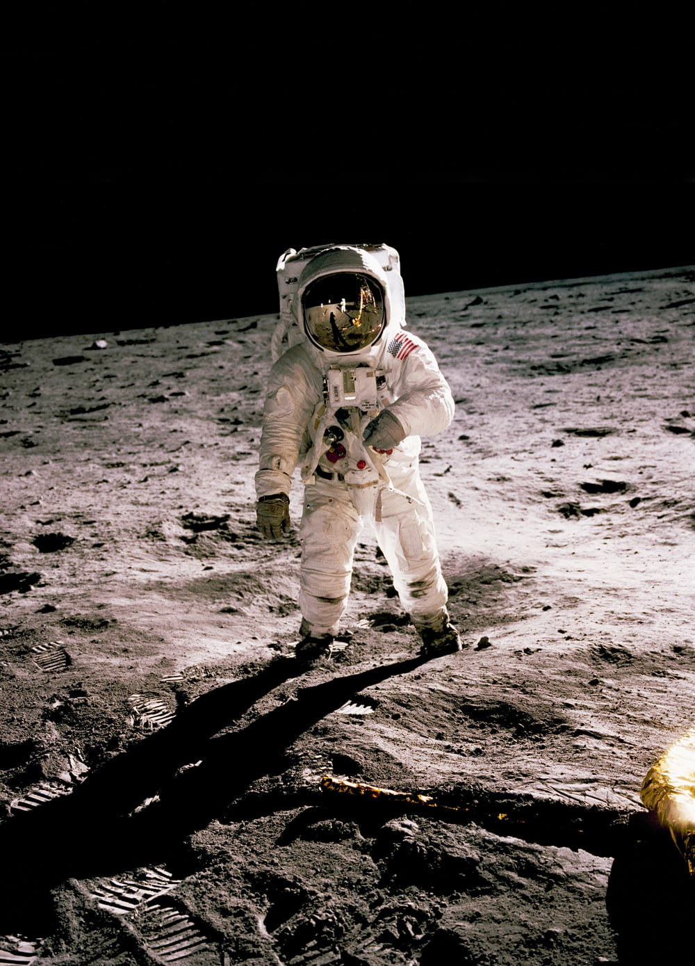 astronaute debout sur le sable gris