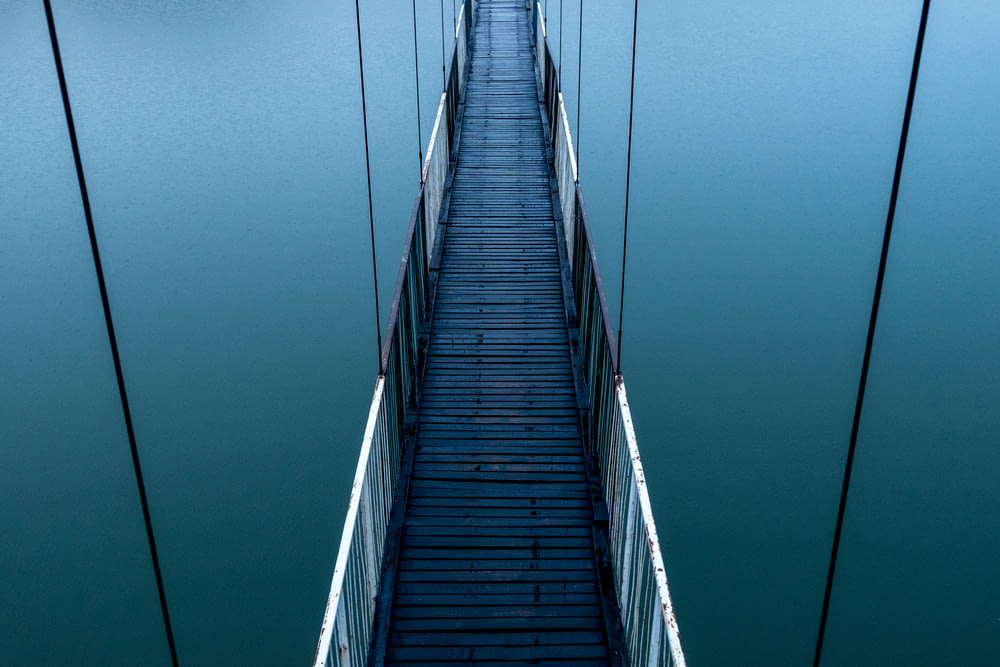 ponte vuoto sull'acqua