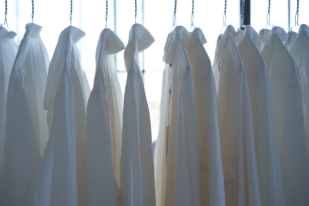 chemise blanche accrochée sur les vêtements