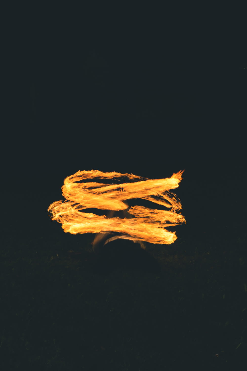 Una foto sfocata di un incendio con uno sfondo nero