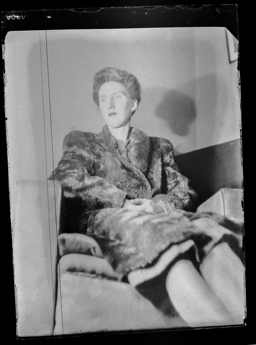 ein Schwarz-Weiß-Foto einer Frau in einem Pelzmantel