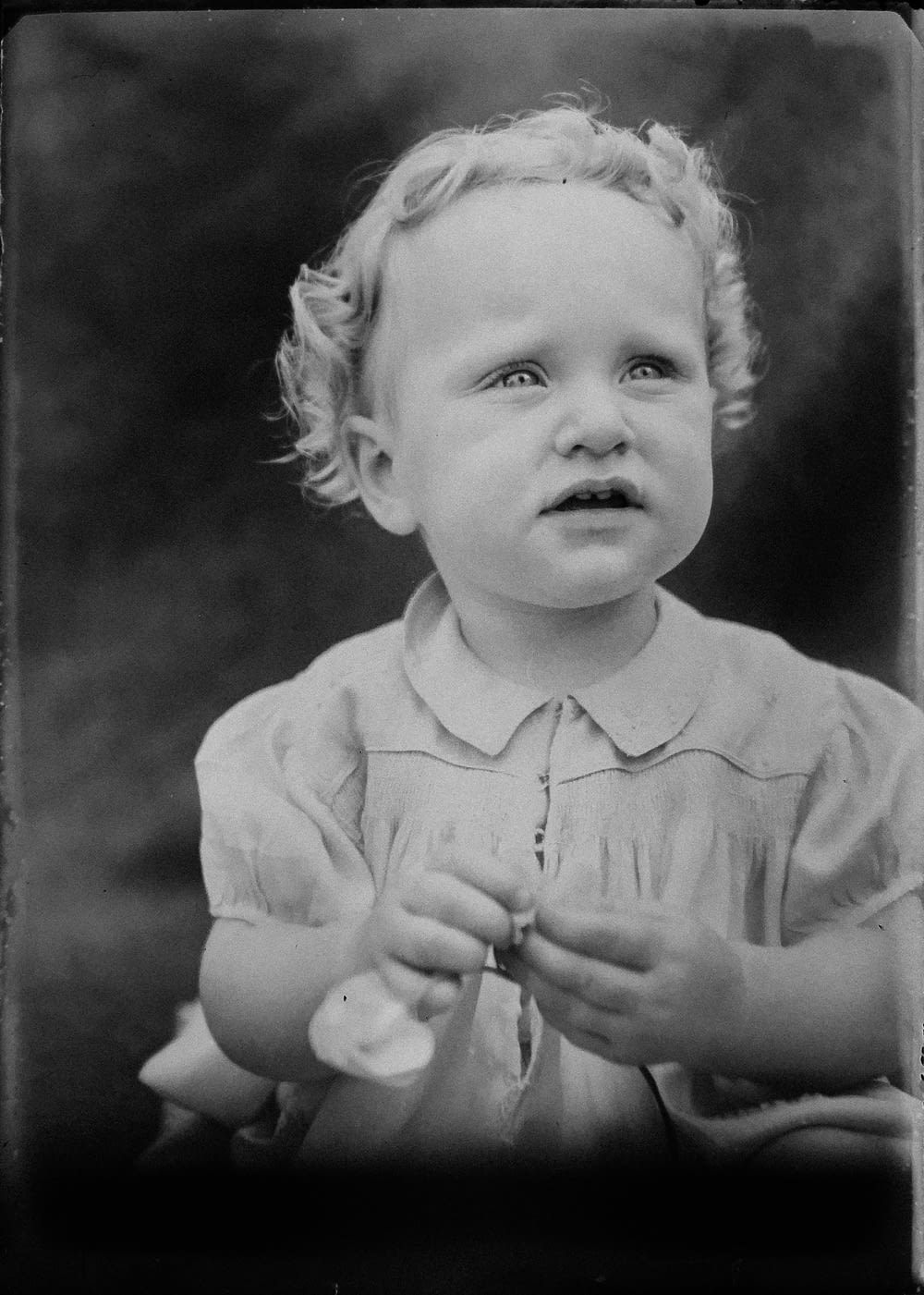 Graustufenfotografie eines Kleinkindes