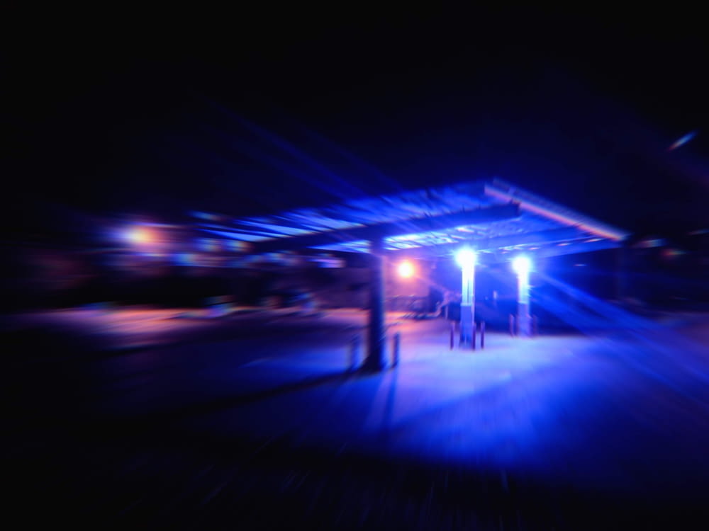 stazione di servizio blu durante la notte
