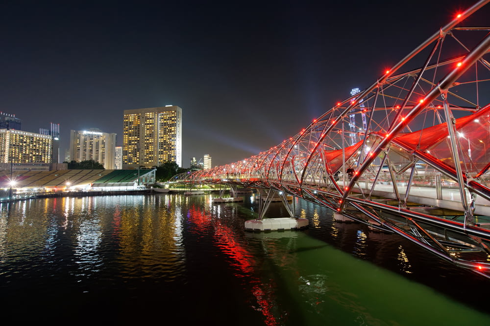 夜の赤い金属橋