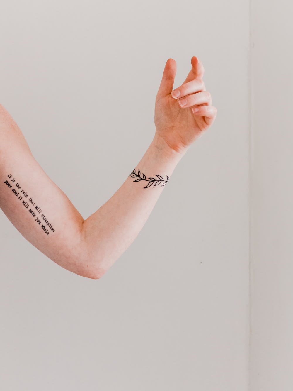 Persona que muestra tatuaje en el brazo y la muñeca