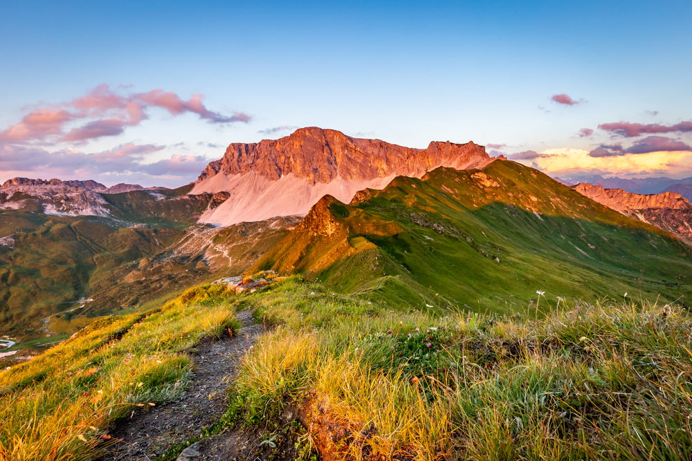 Fotografia de paisagem da montanha verde e marrom