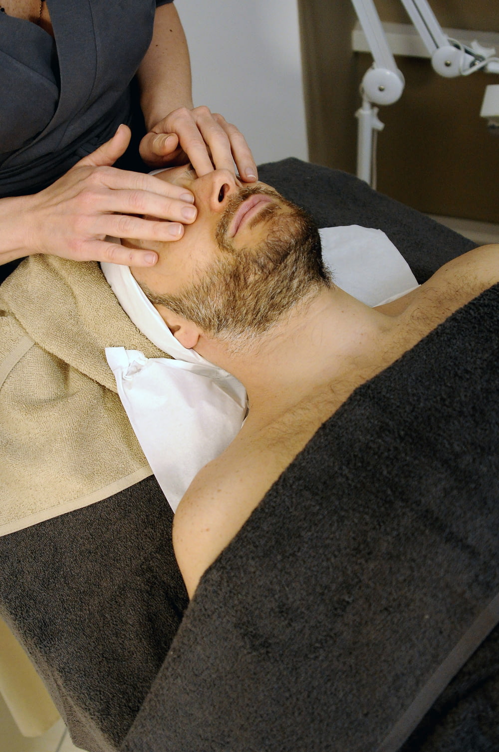 schlafender Mann während der Massage