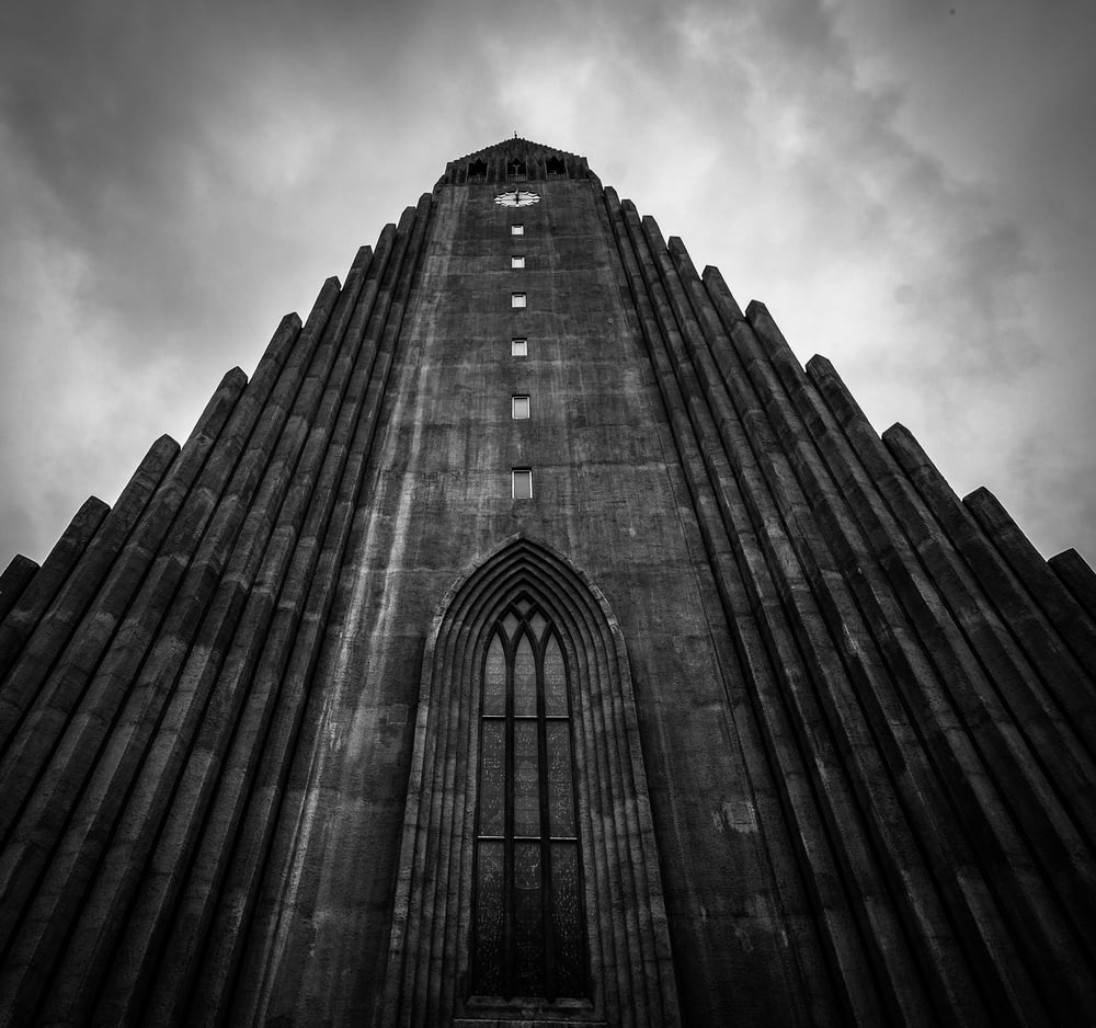 灰色の大聖堂のローアングル写真