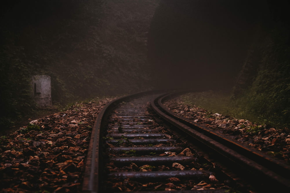 close-up photography of train track