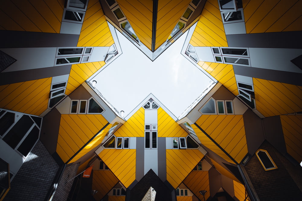 노란색과 회색 기하학적 건물