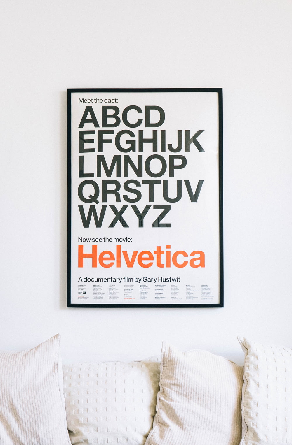 affiche murale de l’alphabet Helvetica au-dessus du canapé