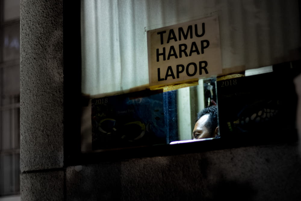 Tama Harap Lapor signage