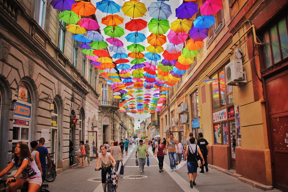 Parapluie de couleurs assorties suspendu au-dessus de l’allée près des maisons