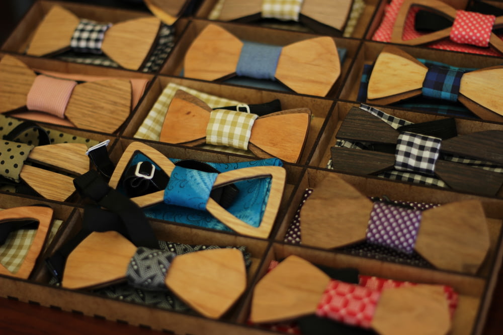 cravates de couleurs assorties
