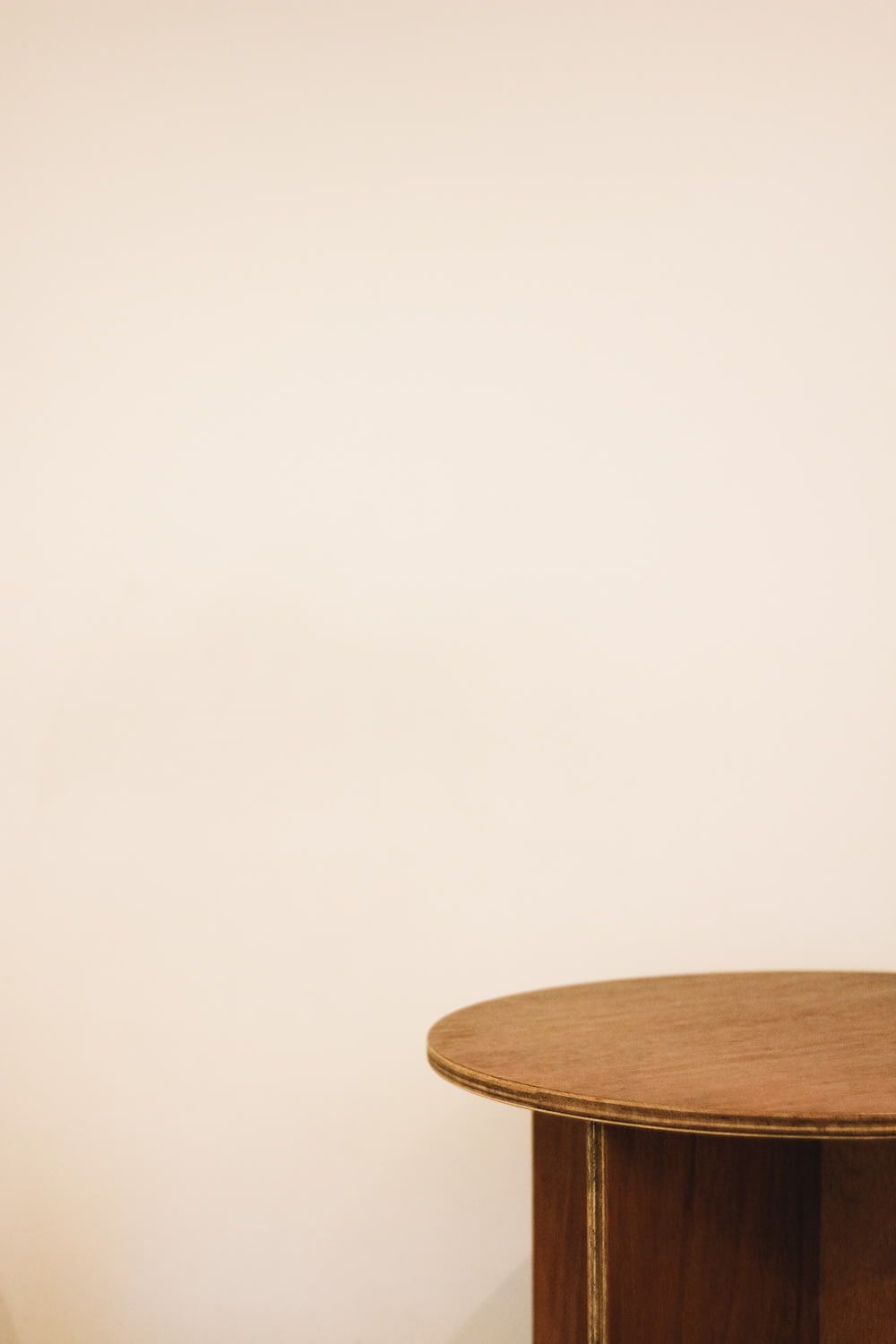 흰 벽 옆에 갈색 나무 엔드 테이블