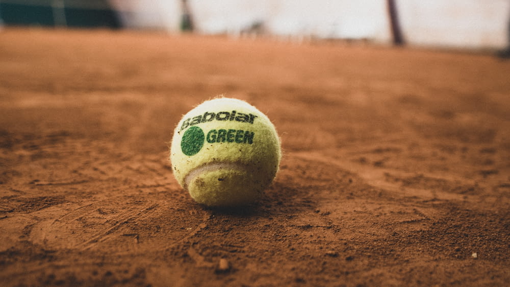 balle de tennis verte sur le sol