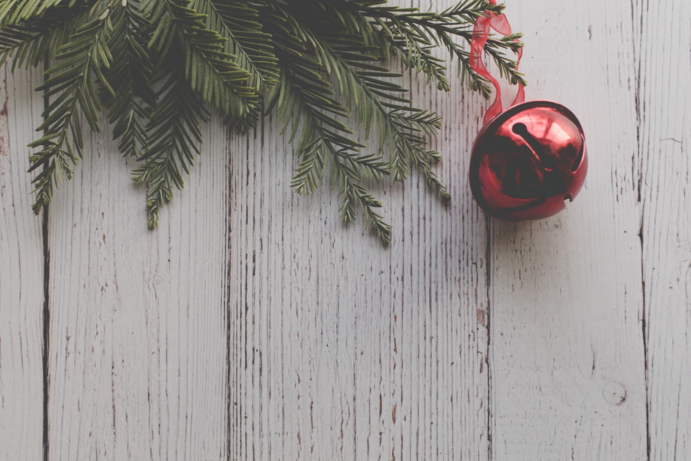 boule de Noël rouge accrochée à l’arbre