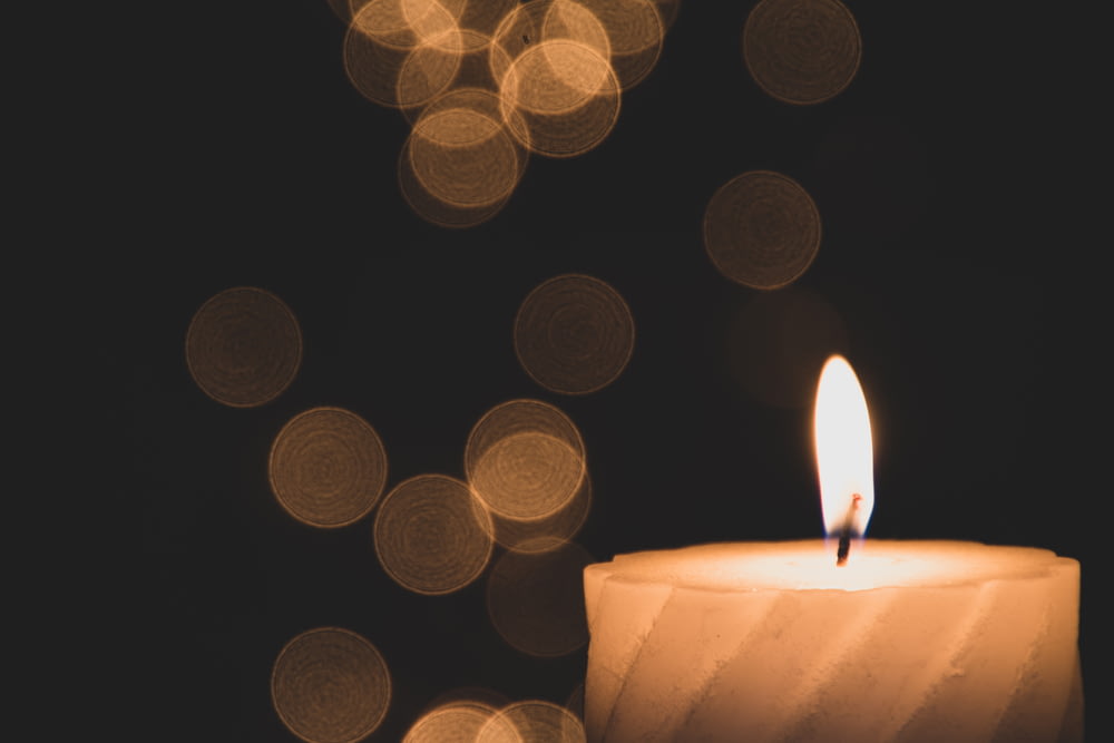 Bokeh-Licht-Fotografie einer brennenden Kerze