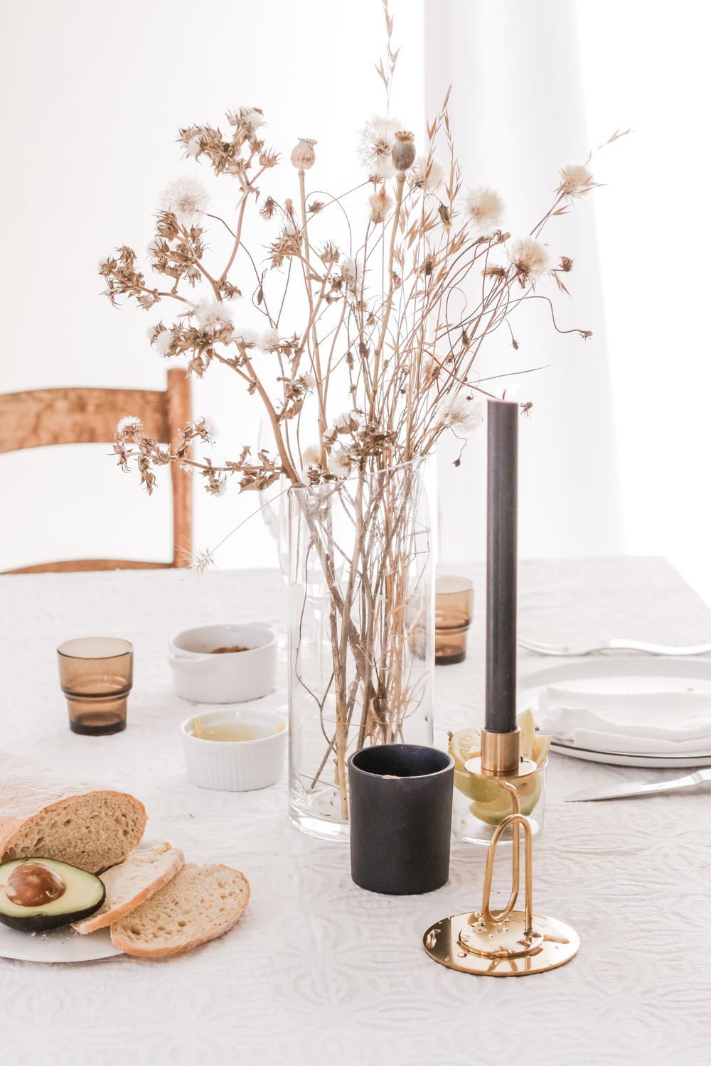 테이블 위에 놓인 빵과 꽃