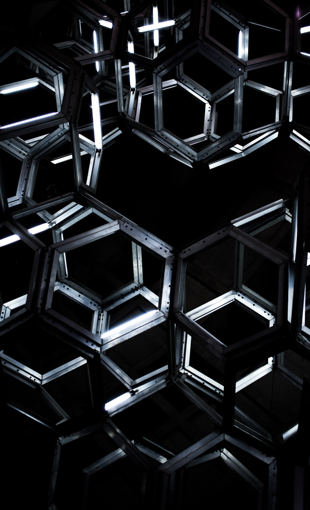 decoração geométrica de metal preto pendurado